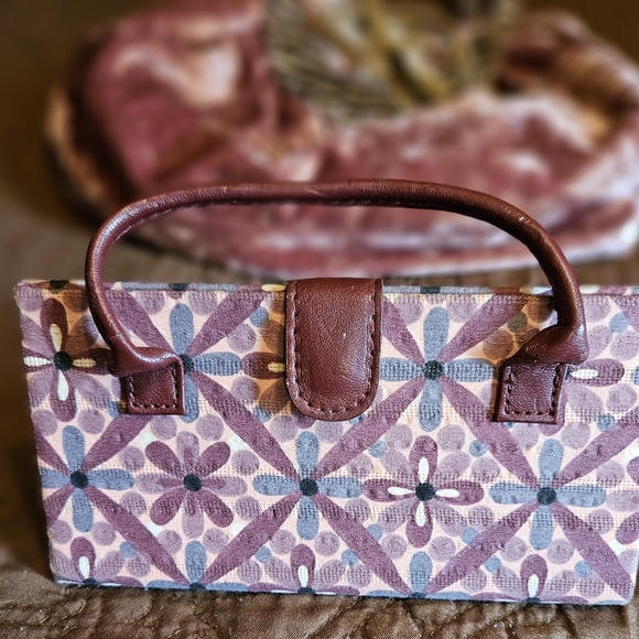 Laila Rowe Crushed Velvet hobo bag with glass case - Picture 4 of 16